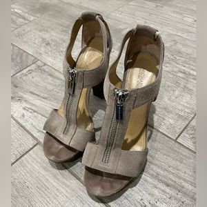 MICHAEL KORS T-Strap Platform 4” Heels

▪️SIZE: 6.5 womens
▪️CONDITION: Used